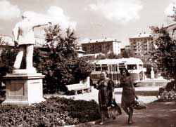 Новоуральск. Памятник Ленину на нижней площади. Был снесен в 1994 году.